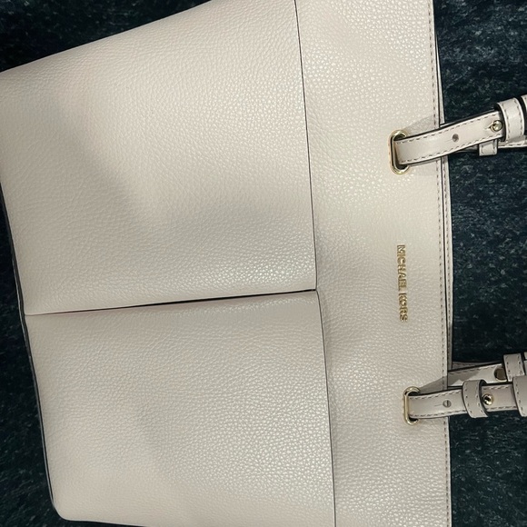 Michael Kors Bedford Medium Pebbled Leather Tote - Picture 5 of 11